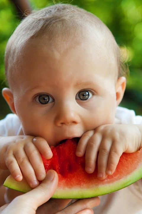 bebe-comiendo-fruta-sandia